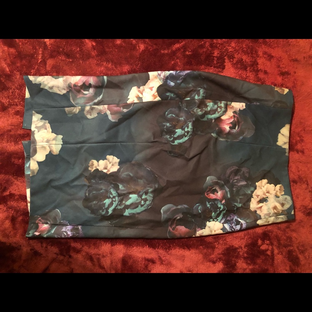 Floral skirt. High waisted.